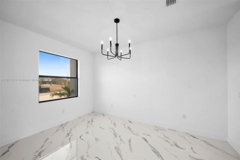 House in Cape Coral, Florida 4 bedrooms, 161.19 sq.m. № 1752019 - photo 6