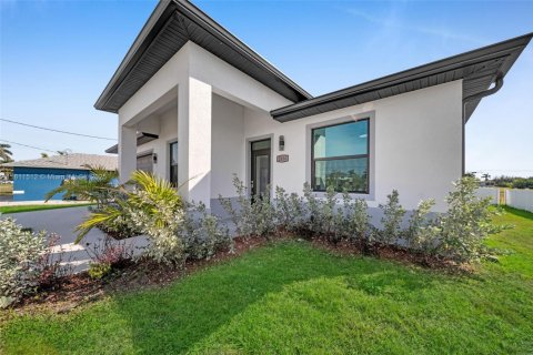 House in Cape Coral, Florida 4 bedrooms, 161.19 sq.m. № 1752019 - photo 4