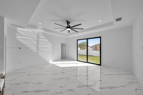 House in Cape Coral, Florida 4 bedrooms, 161.19 sq.m. № 1752019 - photo 17