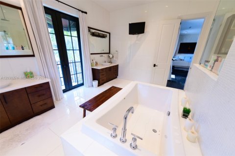 Casa en alquiler en Miami, Florida, 6 dormitorios, 494.43 m2 № 2085715 - foto 18