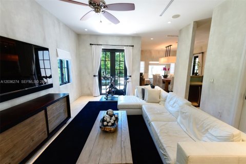 Casa en alquiler en Miami, Florida, 6 dormitorios, 494.43 m2 № 2085715 - foto 10