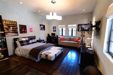 Casa en alquiler en Miami, Florida, 6 dormitorios, 494.43 m2 № 2085715 - foto 27
