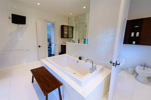 Casa en alquiler en Miami, Florida, 6 dormitorios, 494.43 m2 № 2085715 - foto 17