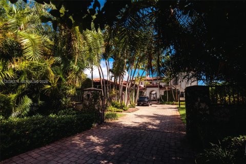 Casa en alquiler en Miami, Florida, 6 dormitorios, 494.43 m2 № 2085715 - foto 2
