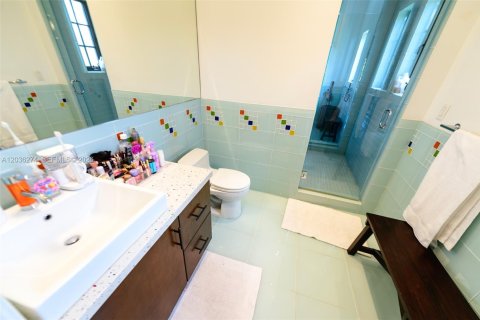 Casa en alquiler en Miami, Florida, 6 dormitorios, 494.43 m2 № 2085715 - foto 25
