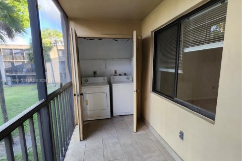 Condo in Miami, Florida, 2 bedrooms  № 2065965 - photo 12