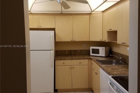 Condo in Miami, Florida, 2 bedrooms  № 2065965 - photo 6