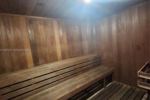 Condo in Miami, Florida, 2 bedrooms  № 2065965 - photo 17