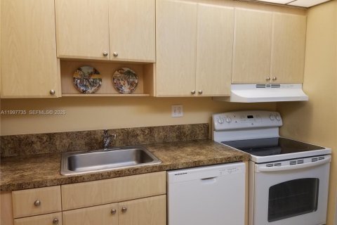 Condo in Miami, Florida, 2 bedrooms  № 2065965 - photo 5