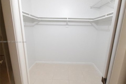 Condo in Miami, Florida, 2 bedrooms  № 2065965 - photo 9