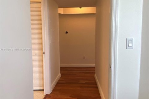 Condo in Miami Beach, Florida, 2 bedrooms  № 1770739 - photo 17