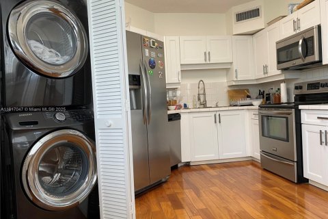 Condo in Miami Beach, Florida, 2 bedrooms  № 1770739 - photo 7