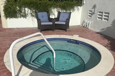 Condo in Miami Beach, Florida, 2 bedrooms  № 1770739 - photo 25