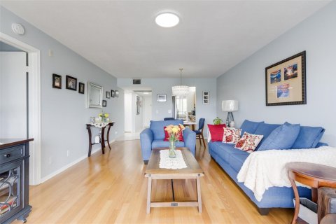 Condo in Pembroke Pines, Florida, 2 bedrooms № 2081694 - photo 19