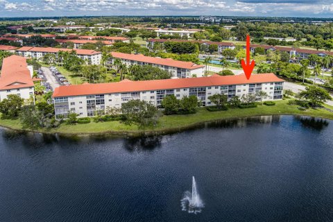 Condo in Pembroke Pines, Florida, 2 bedrooms № 2081694 - photo 2