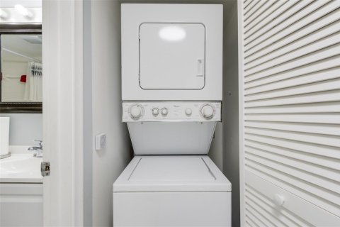 Condo in Pembroke Pines, Florida, 2 bedrooms № 2081694 - photo 26