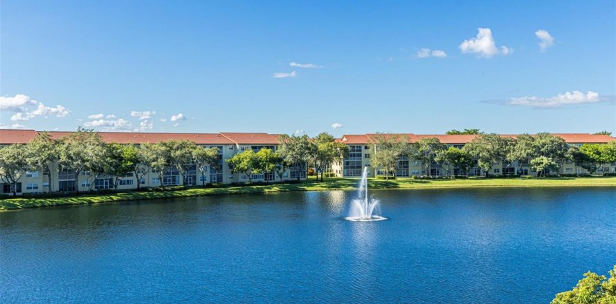 Condo in Pembroke Pines, Florida, 2 bedrooms № 2081694