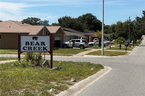 House in Port Richey, Florida 3 bedrooms, 140.47 sq.m. № 2400280 - photo 15