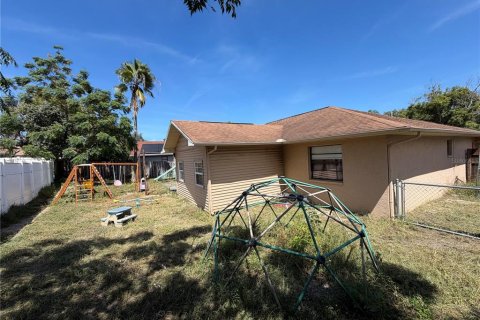 House in Port Richey, Florida 3 bedrooms, 140.47 sq.m. № 2400280 - photo 14