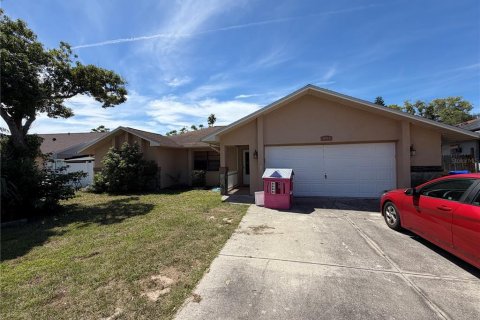 House in Port Richey, Florida 3 bedrooms, 140.47 sq.m. № 2400280