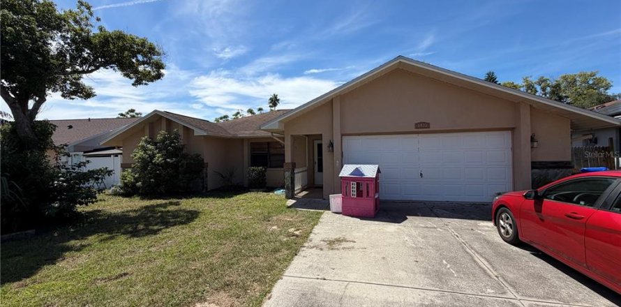 House in Port Richey, Florida 3 bedrooms, 140.47 sq.m. № 2400280