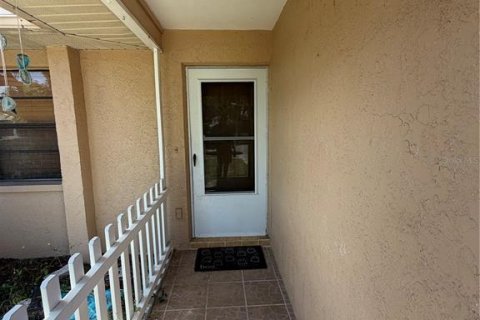 House in Port Richey, Florida 3 bedrooms, 140.47 sq.m. № 2400280 - photo 3