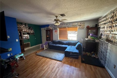 House in Port Richey, Florida 3 bedrooms, 140.47 sq.m. № 2400280 - photo 16