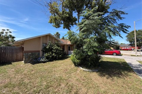 House in Port Richey, Florida 3 bedrooms, 140.47 sq.m. № 2400280 - photo 2