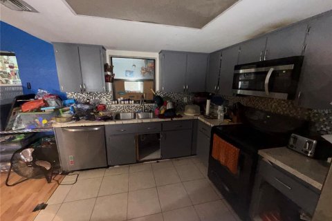 House in Port Richey, Florida 3 bedrooms, 140.47 sq.m. № 2400280 - photo 6