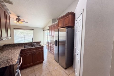 House in Winter Garden, Florida 4 bedrooms, 165.18 sq.m. № 2227392 - photo 3