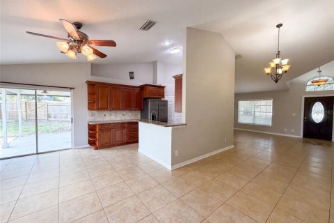 House in Winter Garden, Florida 4 bedrooms, 165.18 sq.m. № 2227392 - photo 8