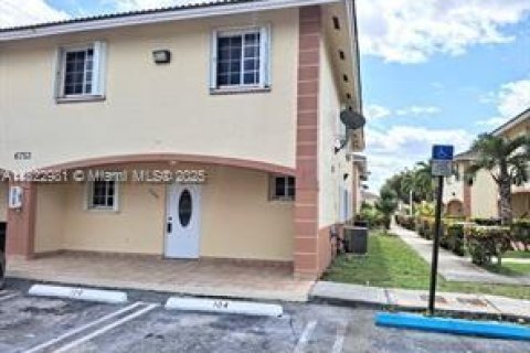 Adosado en alquiler en Hialeah, Florida, 3 dormitorios, 109.62 m2 № 1790987 - foto 1