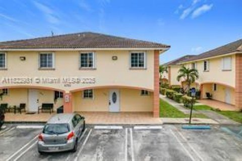 Adosado en alquiler en Hialeah, Florida, 3 dormitorios, 109.62 m2 № 1790987 - foto 2