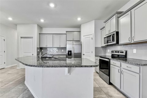 House in San Antonio, Florida 3 bedrooms, 145.39 sq.m. № 1792203 - photo 16