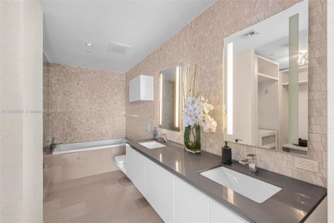 Condo in Miami, Florida, 1 bedroom  № 1696855 - photo 17