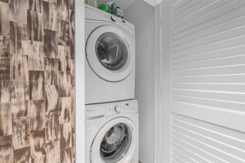 Condo in Miami, Florida, 1 bedroom  № 1696855 - photo 21