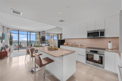 Condo in Miami, Florida, 1 bedroom  № 1696855 - photo 9