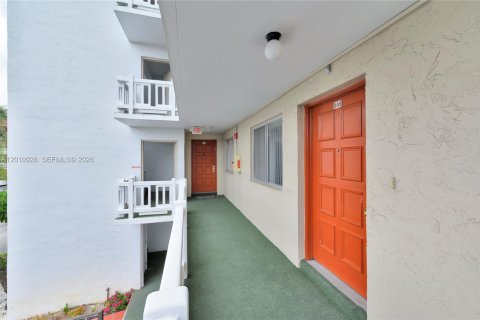 Copropriété à vendre à Lauderhill, Floride: 2 chambres, 99.41 m2 № 2091143 - photo 19