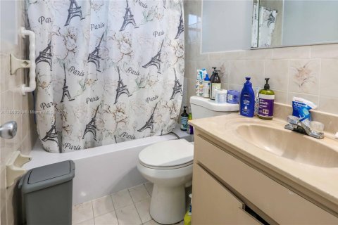 House in Hialeah, Florida 3 bedrooms, 117.06 sq.m. № 1889252 - photo 15