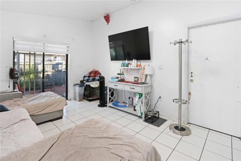 House in Hialeah, Florida 3 bedrooms, 117.06 sq.m. № 1889252 - photo 7