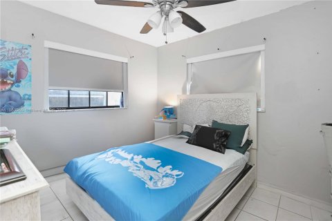 House in Hialeah, Florida 3 bedrooms, 117.06 sq.m. № 1889252 - photo 14
