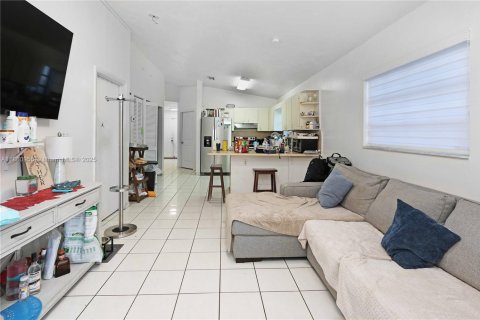 House in Hialeah, Florida 3 bedrooms, 117.06 sq.m. № 1889252 - photo 8