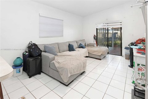 House in Hialeah, Florida 3 bedrooms, 117.06 sq.m. № 1889252 - photo 5