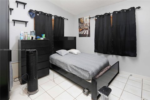 House in Hialeah, Florida 3 bedrooms, 117.06 sq.m. № 1889252 - photo 16