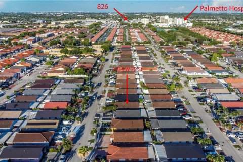 House in Hialeah, Florida 3 bedrooms, 117.06 sq.m. № 1889252 - photo 2