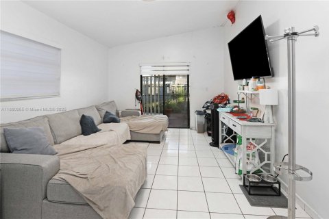 House in Hialeah, Florida 3 bedrooms, 117.06 sq.m. № 1889252 - photo 6
