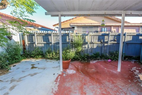 House in Hialeah, Florida 3 bedrooms, 117.06 sq.m. № 1889252 - photo 21