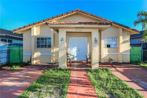 House in Hialeah, Florida 3 bedrooms, 117.06 sq.m. № 1889252 - photo 4
