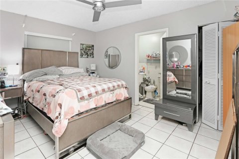 House in Hialeah, Florida 3 bedrooms, 117.06 sq.m. № 1889252 - photo 12