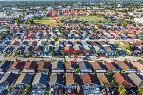 House in Hialeah, Florida 3 bedrooms, 117.06 sq.m. № 1889252 - photo 3